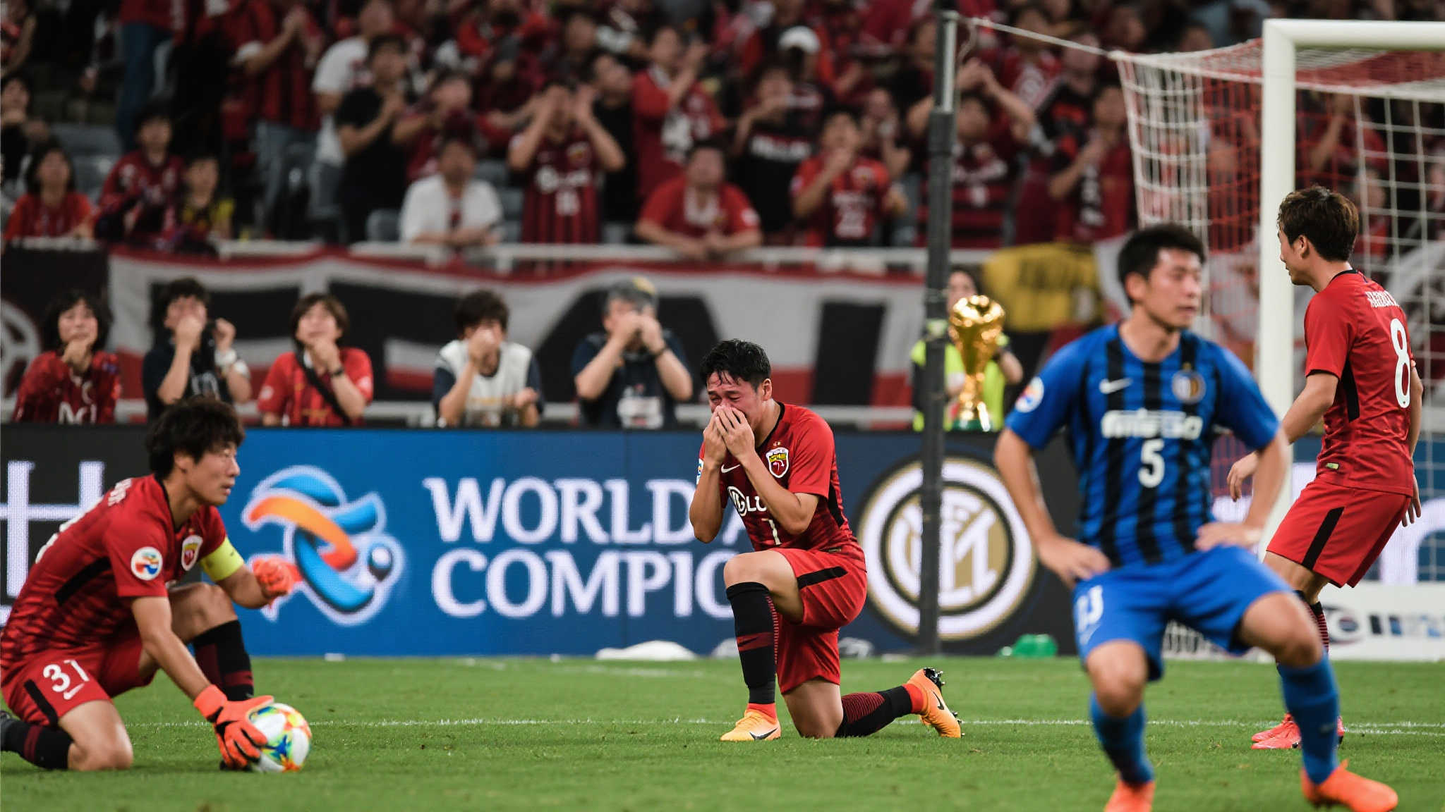 浦和红钻惜败国米,终场逆转令日本球迷失声痛哭 浦和红钻惜败国米,终场逆转令日本球迷失声痛哭